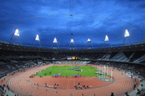 世界雪地风筝滑雪锦标赛 瑞典选手利用强侧风一举甩开大集团