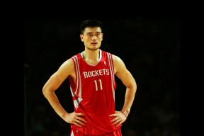 室内走扁带耐力赛 平衡大师在5厘米宽带上坚持站立近两小时