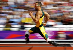 F1阿布扎比收官战 最后一圈超车改写年度总冠军归属