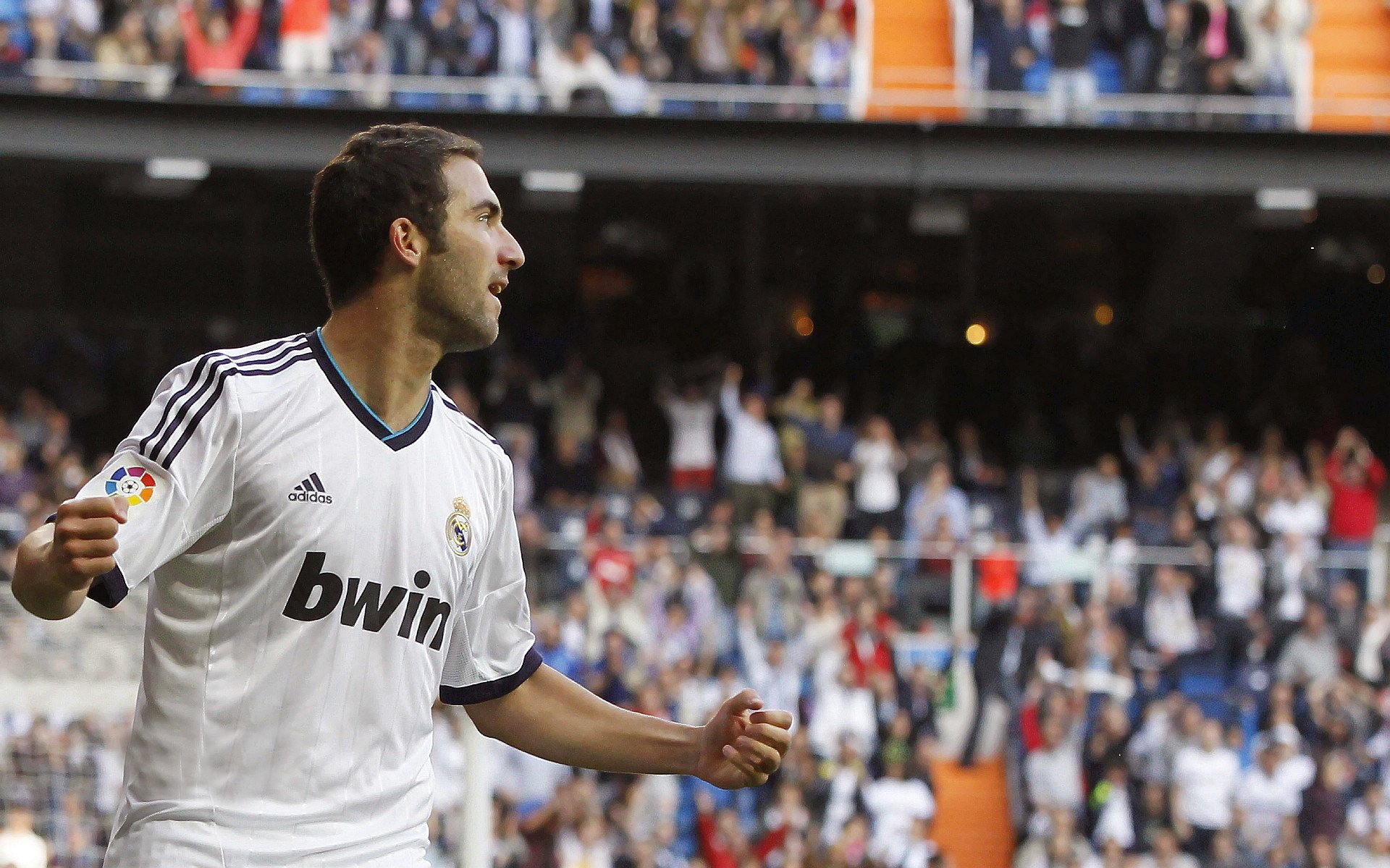 世界杯：内衣品牌联名推出球衣款式 引发“是否合适”讨论