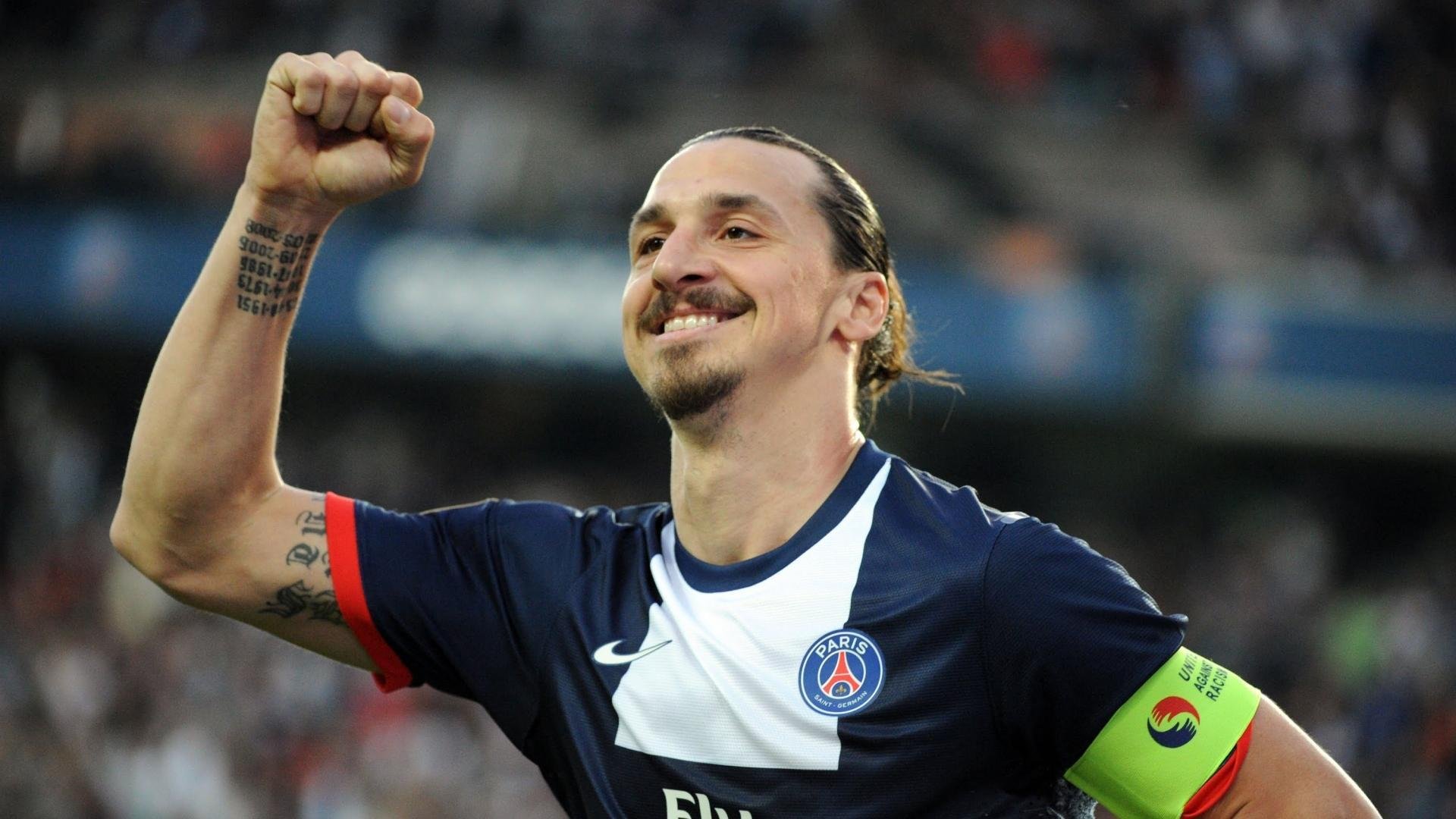 世界杯：韩国队感谢“第12人”红魔军团 球员在看台前合影